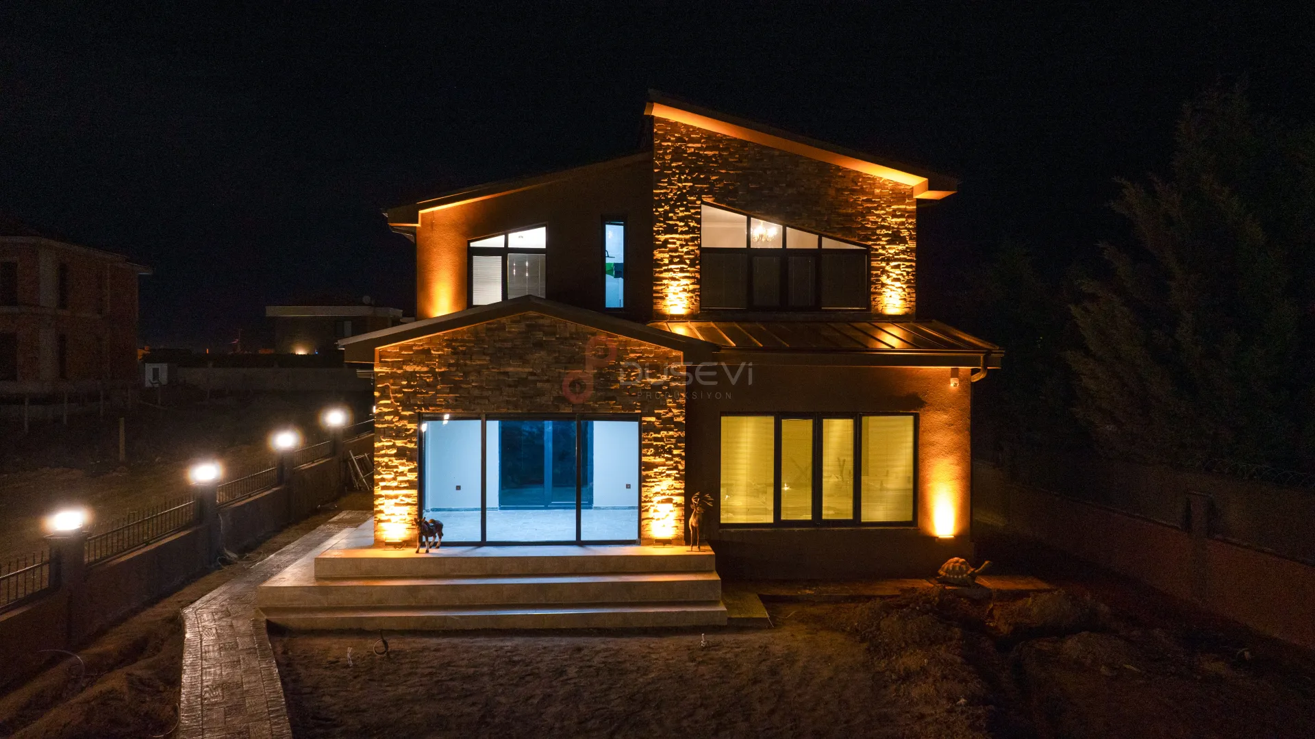 Çerkezköy Modern Villa ve Bina Projeleri Profesyonel Gece Çekimi ve Drone Prodüksiyonu